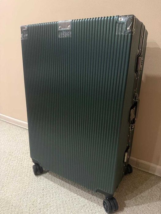 Продам чемодан новый