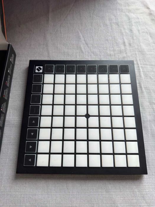 Novation Launchpad X - MIDI контролер, пълен комплект