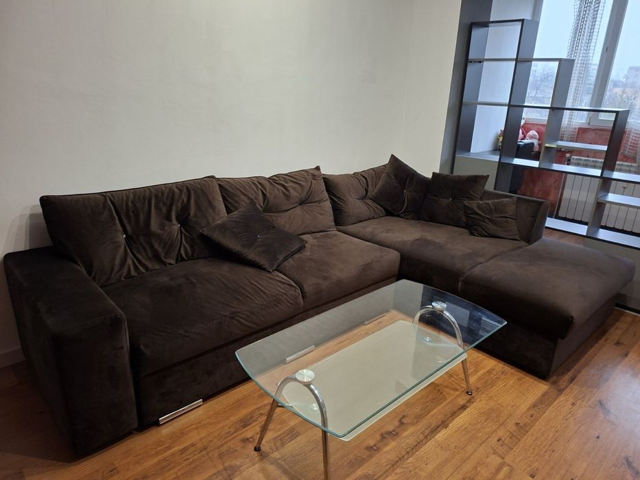 Тъмно кафяв диван, купен наскоро, дълъг 3 на 2метра, разглобява се (става на 2 части) и стъклена масичка с поставка за лаптоп и др. отдолу