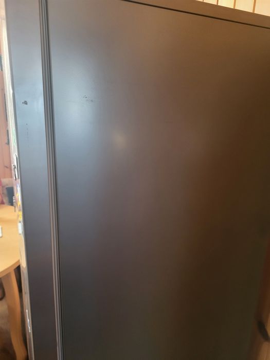 Продавам хладилник с три чекмеджета фризер