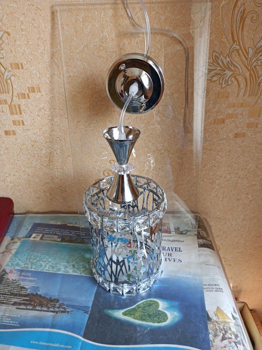 Люстра одноламповая.