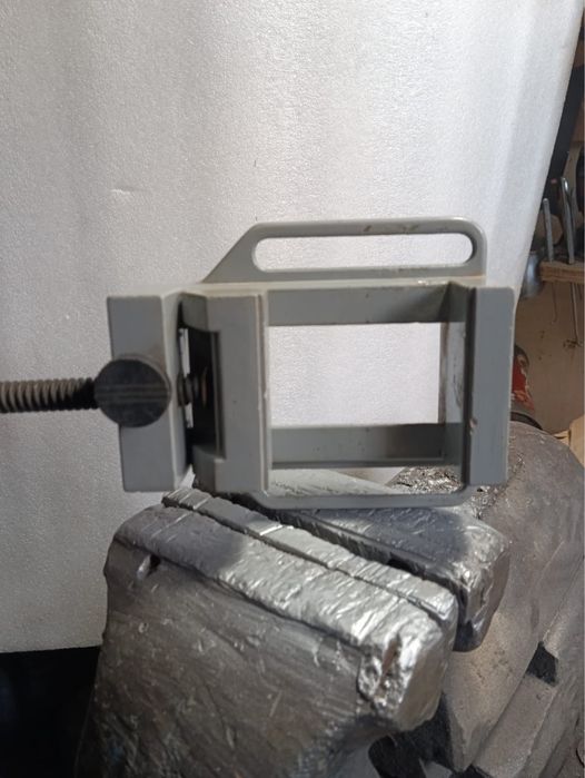 Продам тиски маленькие