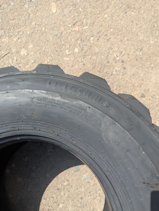 Новые шины на погрузчик JCB. 14-17.5 Solidway