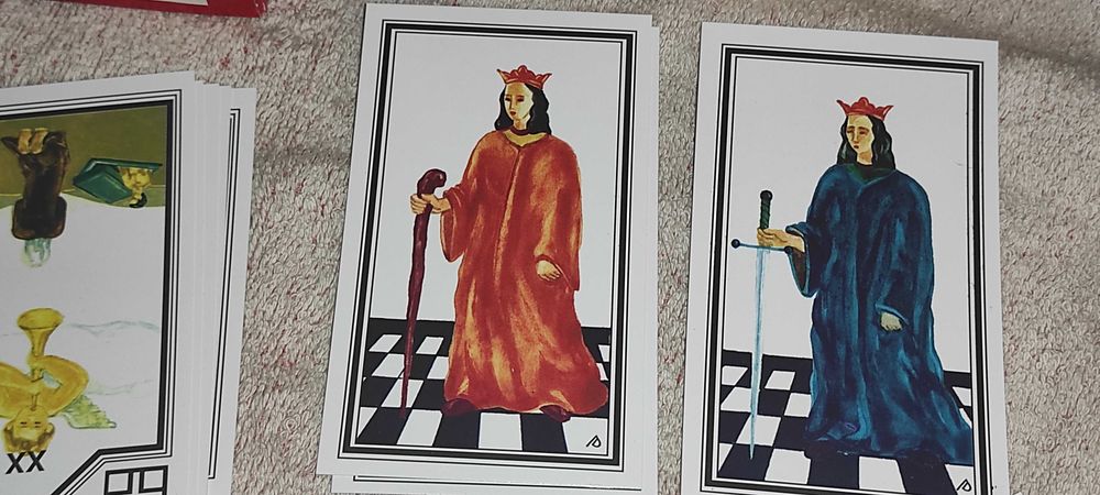 pachet de tarot românesc ilustrat de artistul Dan Sacmari și editat de ARHETIP R.S.. 78 carti pret 150 ron