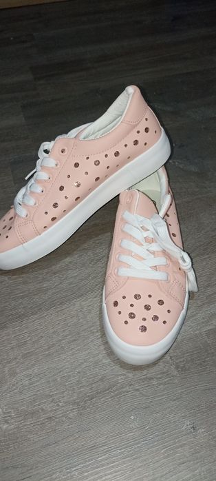 Нови розови кецове