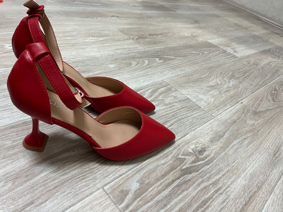 Продам туфли красные