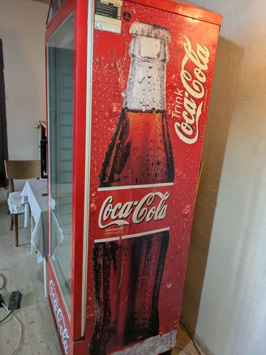 Продавам професионална хладилна витрина на Coca Cola.