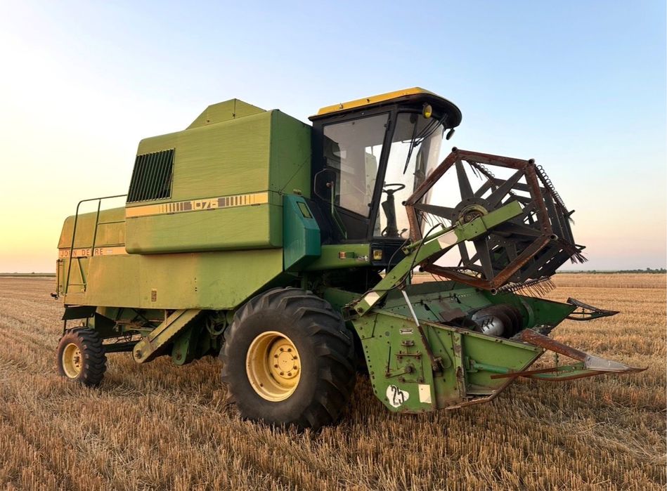 Vând combina John Deere 1075, Ac, tocător