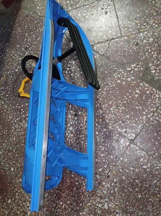 Sanie cu spătar detașabil, stare foarte buna