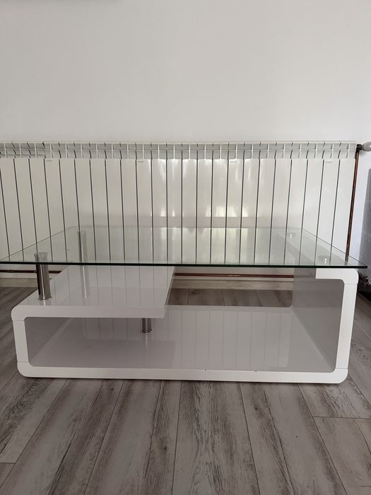 Masuta de cafea cu forma dreptunghiulara si cu raft, blat din sticla, finusaj alb, 110 x 65x 42, MDF si sticla transparenta