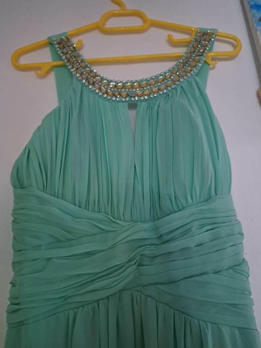 Rochie de seara lunga turcoaz accesorizata.