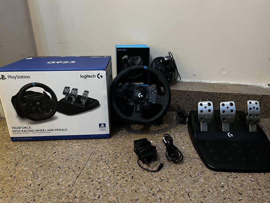 Logitech G923 със скорости и стойка!