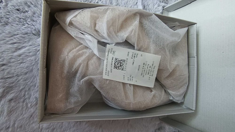 Стилни дамски обувки с висок ток в бежово