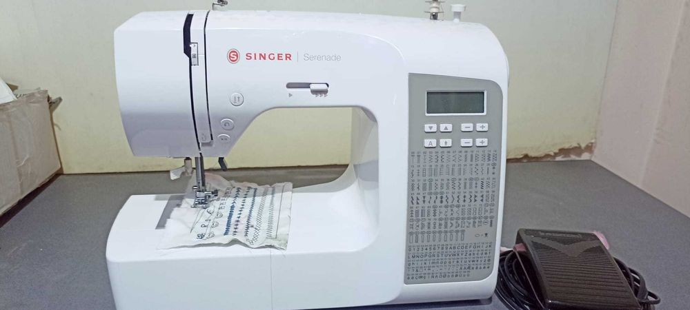 Masina de cusut Singer    Serenade cu peste 100 modele cusaturi