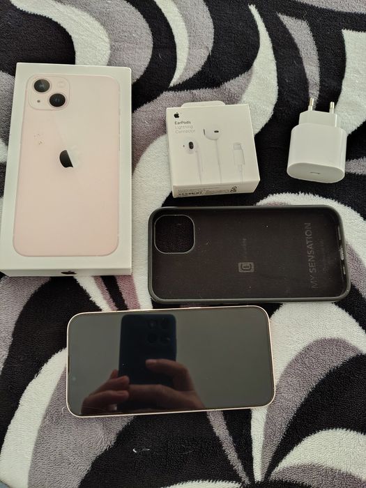 Vând iPhone 13 128 gb pink , baterie 85%+ căști!