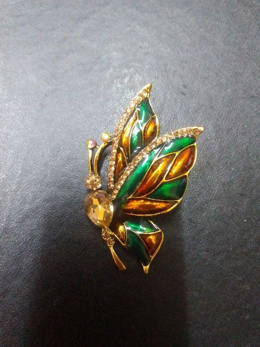 Красиви брошки метални