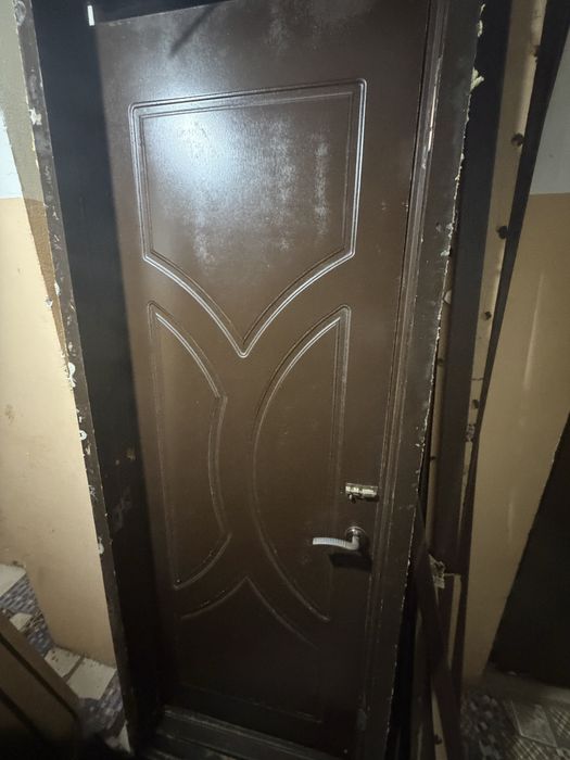 Eshik sotiladi b/u korinishi yaxshi