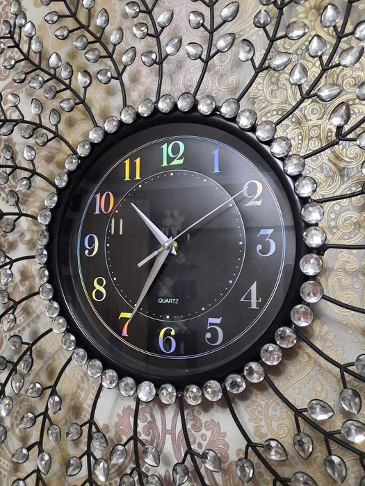 Большие настенные часы.