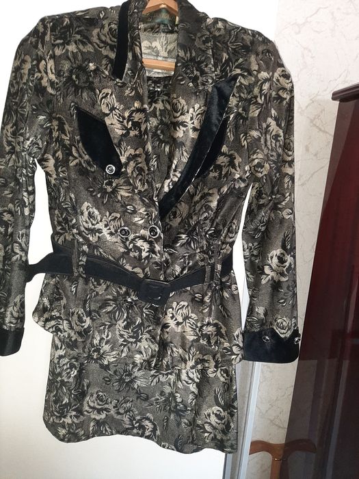 Продам плащ, костюм и мужские джинсы.