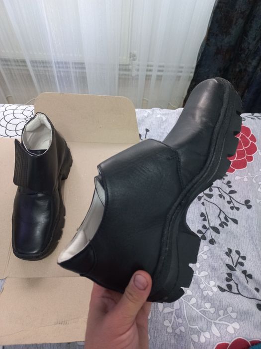 Vând bocanci militari negri și bej