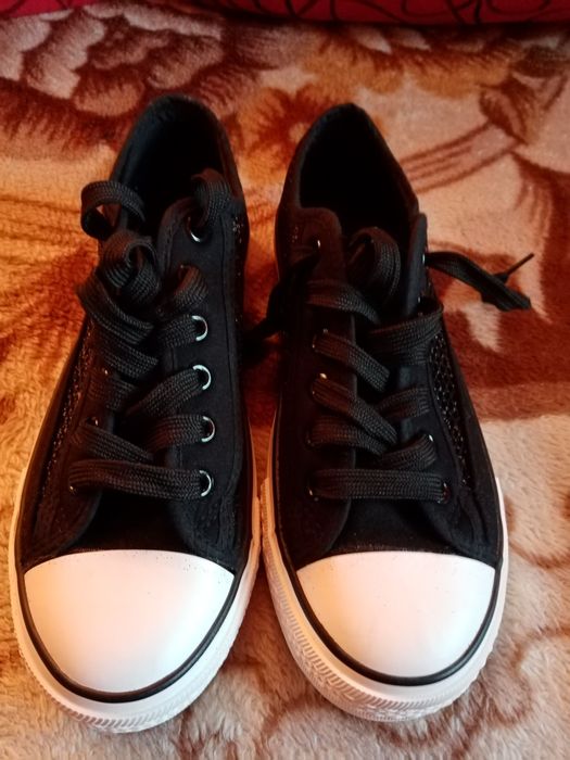 Teneși femei mărimea 38 sunt noi.