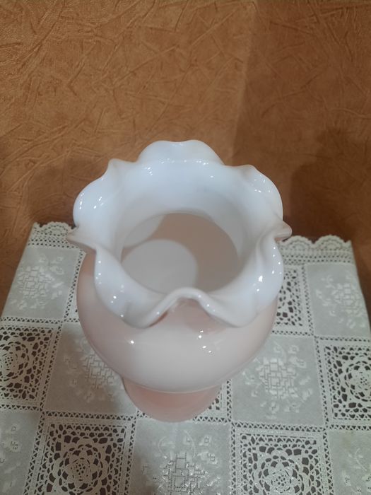 Винтажная, красивая  фигурная ваза из двухслойного молочного  стекла.