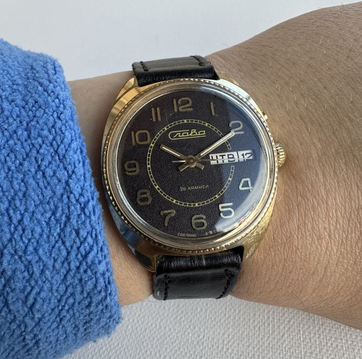 Часовник Слава,механичен позлатен,с два датника,80 г