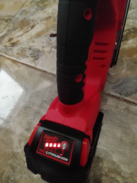 Fierestrău pendular Milwaukee cu acumulator de 6a