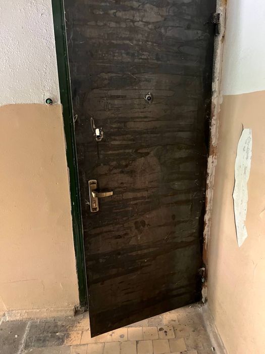 Eshik podyezdan kirish srochna sotiladi 500ming