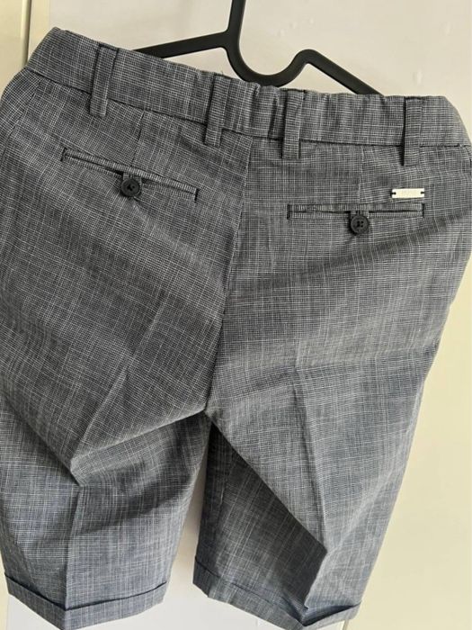 Costum Hugo Boss pentru băieți – Sacou și pantaloni scurți – 10 ani / 138 cm – Purtat o singură dată – Ca nou
