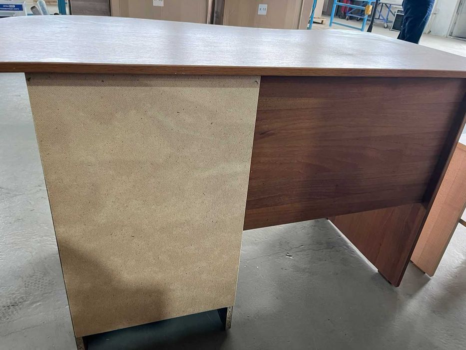 Стол офисный однотумбовый