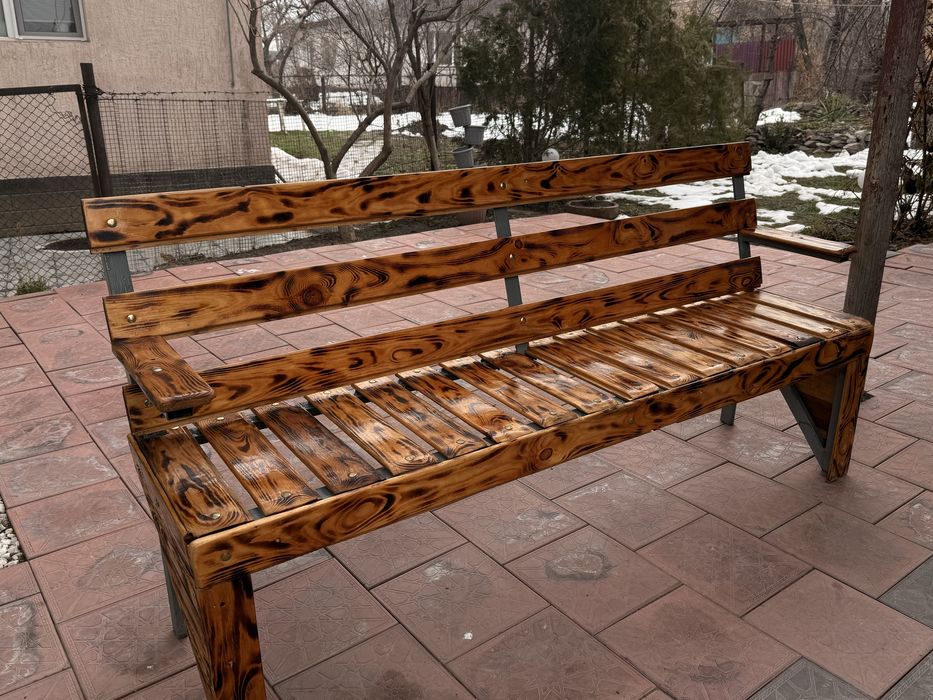 Деревянные лавочки, колодца