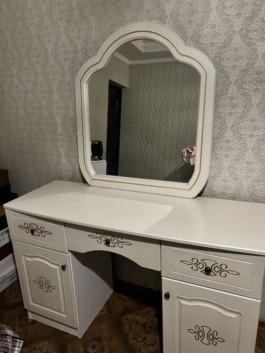 Продам туалетный столик