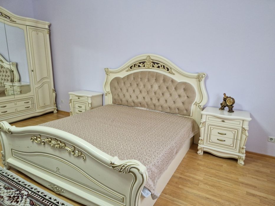 Кровать с двумя тумбами и комод