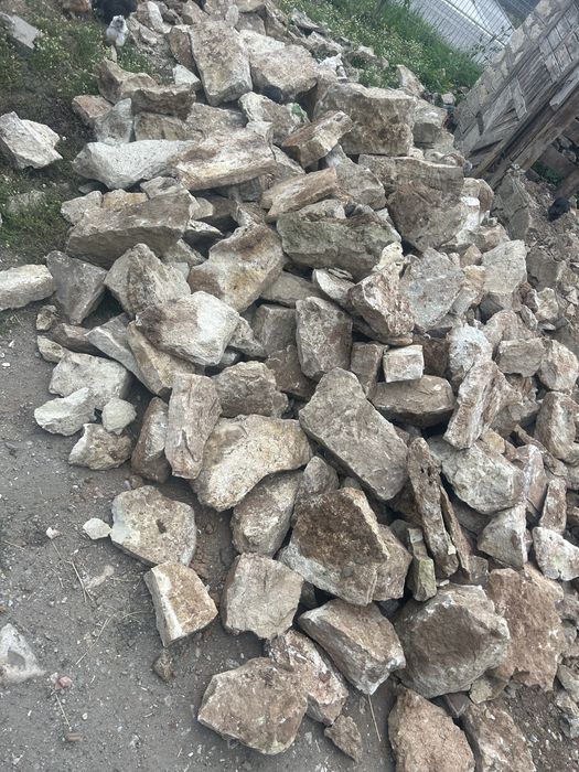 Vând piatră naturală din demolare – piatră pentru ziduri, garduri și amenajăr