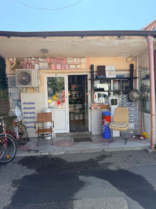 Vând spațiu comercial