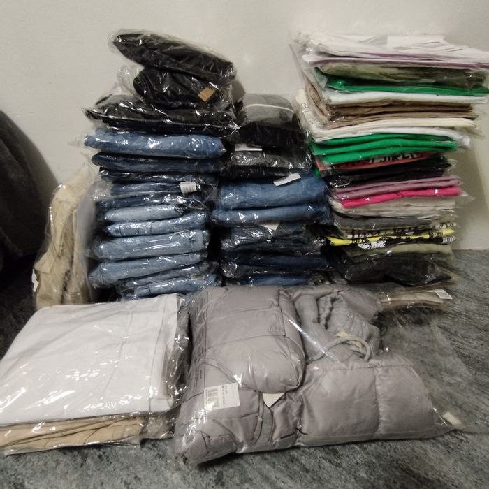 Дамски дрехи за ликвидация от затворил магазин.