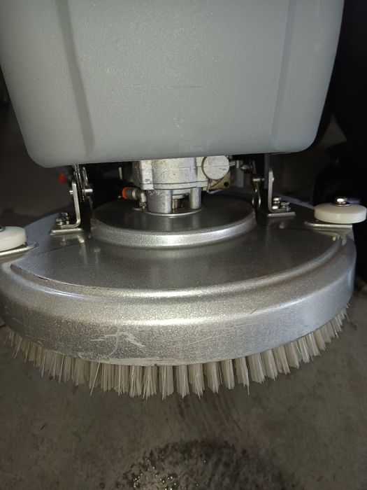 Акумулаторна подопочистваща машина