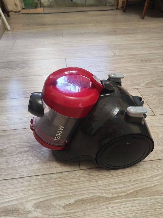 Продам пылесос Midea 1200w