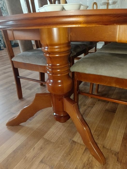 Стол и стулья из дерева