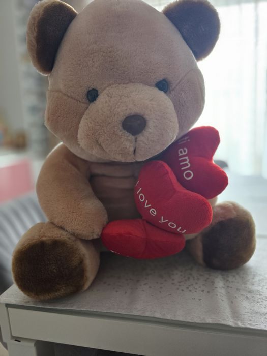 Голямо плюшено мече със сърца
