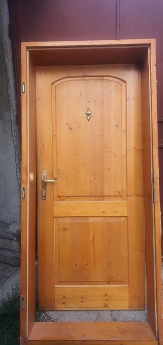 Продавам, рбъчна изработка материал чам.Врата,каса и первази .