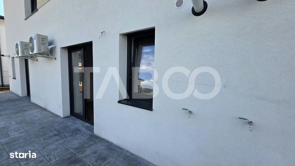 Apartament de vanzare nou nelocuit cu curte proprie si parcare