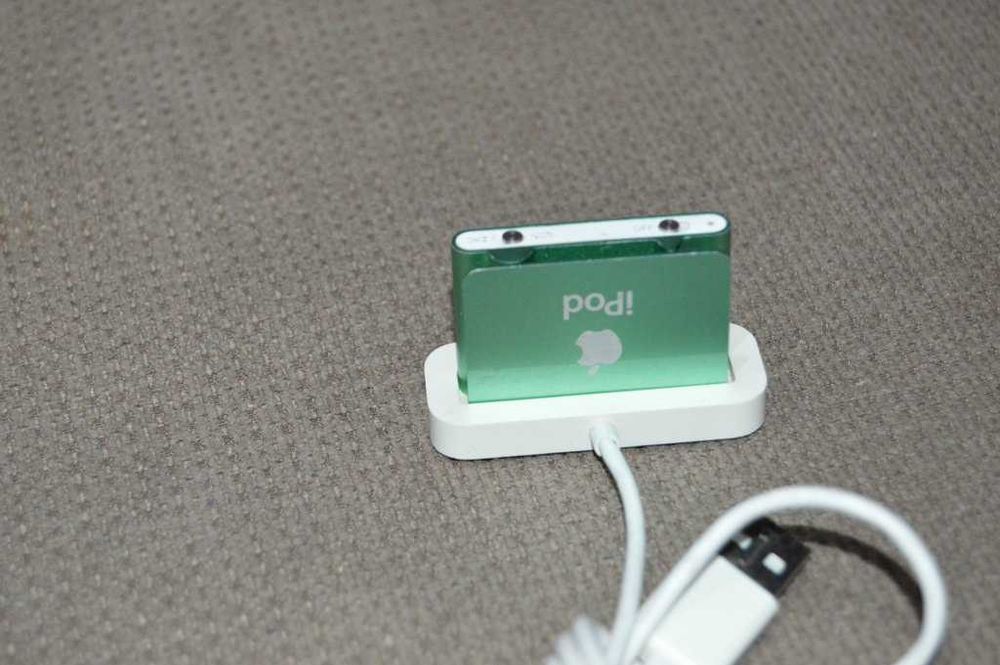 Apple iPod Shuffle Generația 2 (A1204) Verde Metalic 2GB – Complet cu Dock Original USB de Încărcare și Sincronizare
