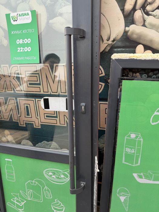 Продам пластиковый дверь с окнами