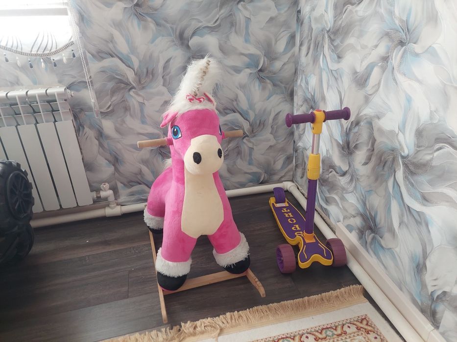 Продам игрушки самокат и лашадка