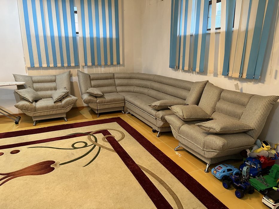 Диван с двумя креслами