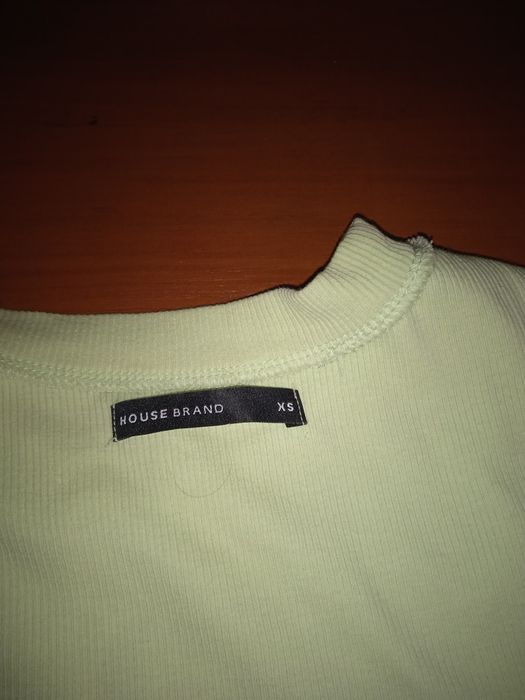 Зеленый обтягивающий топик