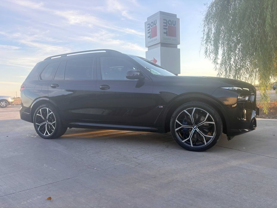 Se oferă spre vânzare BMW X7 M60i xDrive, într-o configurație premium, 7 locuri, cu doar 43.000 km.TVA deductibi