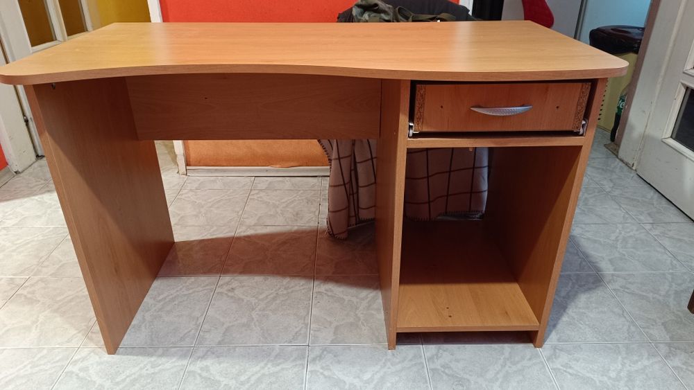 Подарявам бюро за компютър